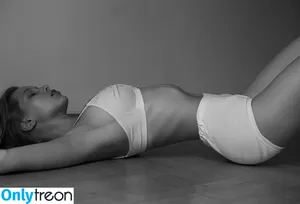 Laura Oganessian / lauraoganessian nude photo #0072