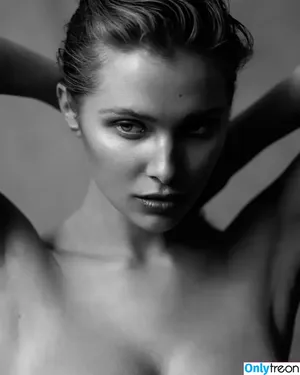 Laura Oganessian / lauraoganessian nude photo #0075