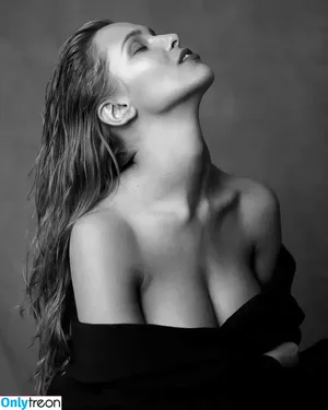 Laura Oganessian / lauraoganessian nude photo #0076