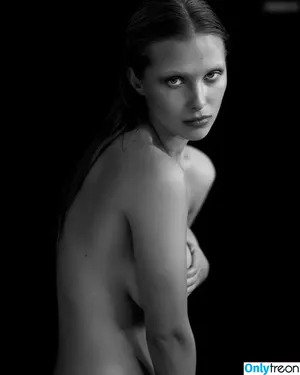 Laura Oganessian / lauraoganessian nude photo #0261