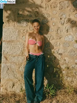 Laura Oganessian / lauraoganessian nude photo #0313