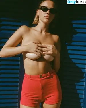 Laura Oganessian / lauraoganessian nude photo #0344
