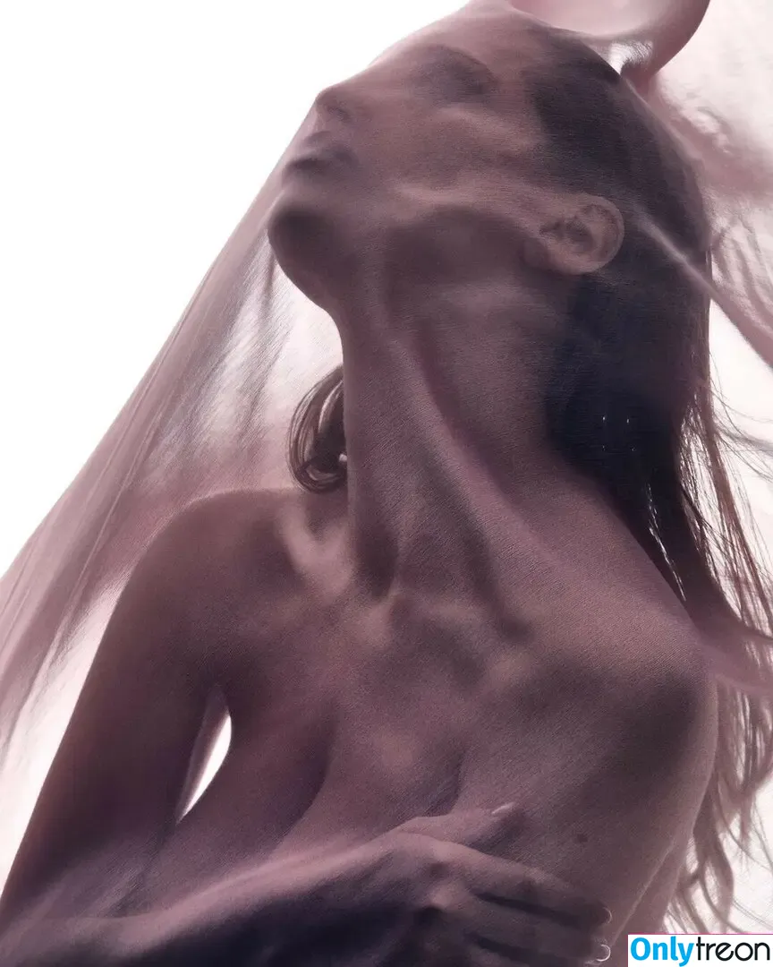 Laura Oganessian nude photo #0029 (lauraoganessian)