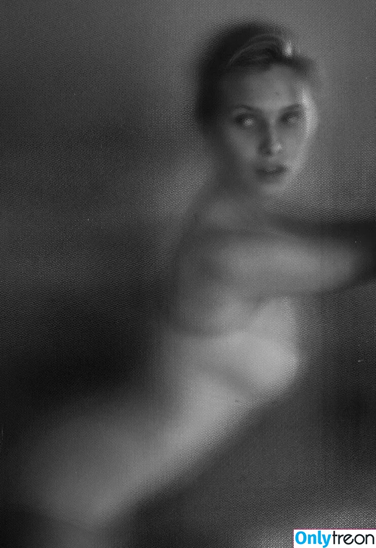Laura Oganessian nude photo #0070 (lauraoganessian)