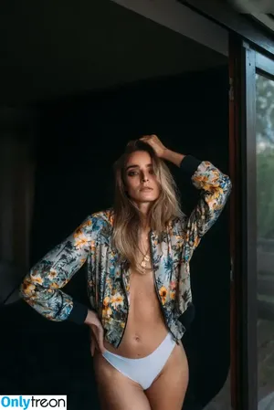 Laura Scharnagl / laurachesnok nude photo #0023