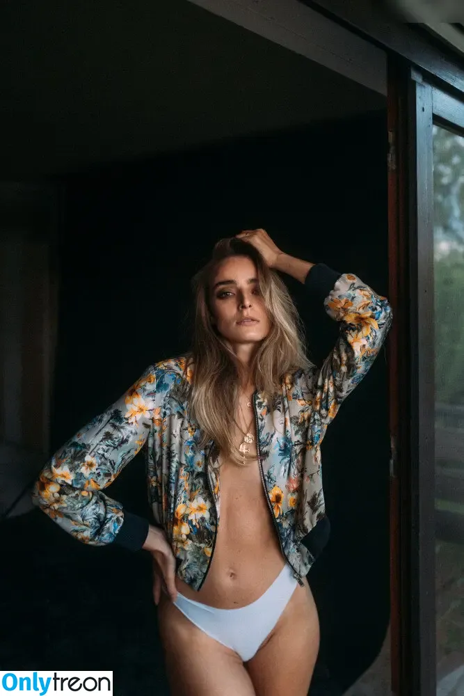 Laura Scharnagl nude photo #0023 (laurachesnok)