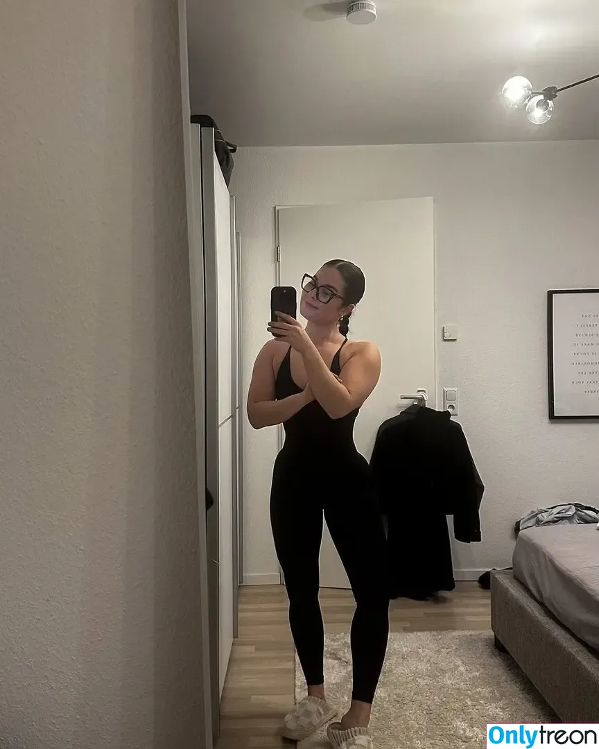 Laura Sophie aka laurafitsophie nude photo #0041 (laurachesnok / slarusha)