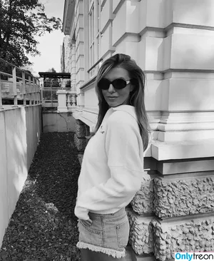 Laura Wontorra / LauraWontorra / laura_wontorra / laurachesnok nude photo #0371