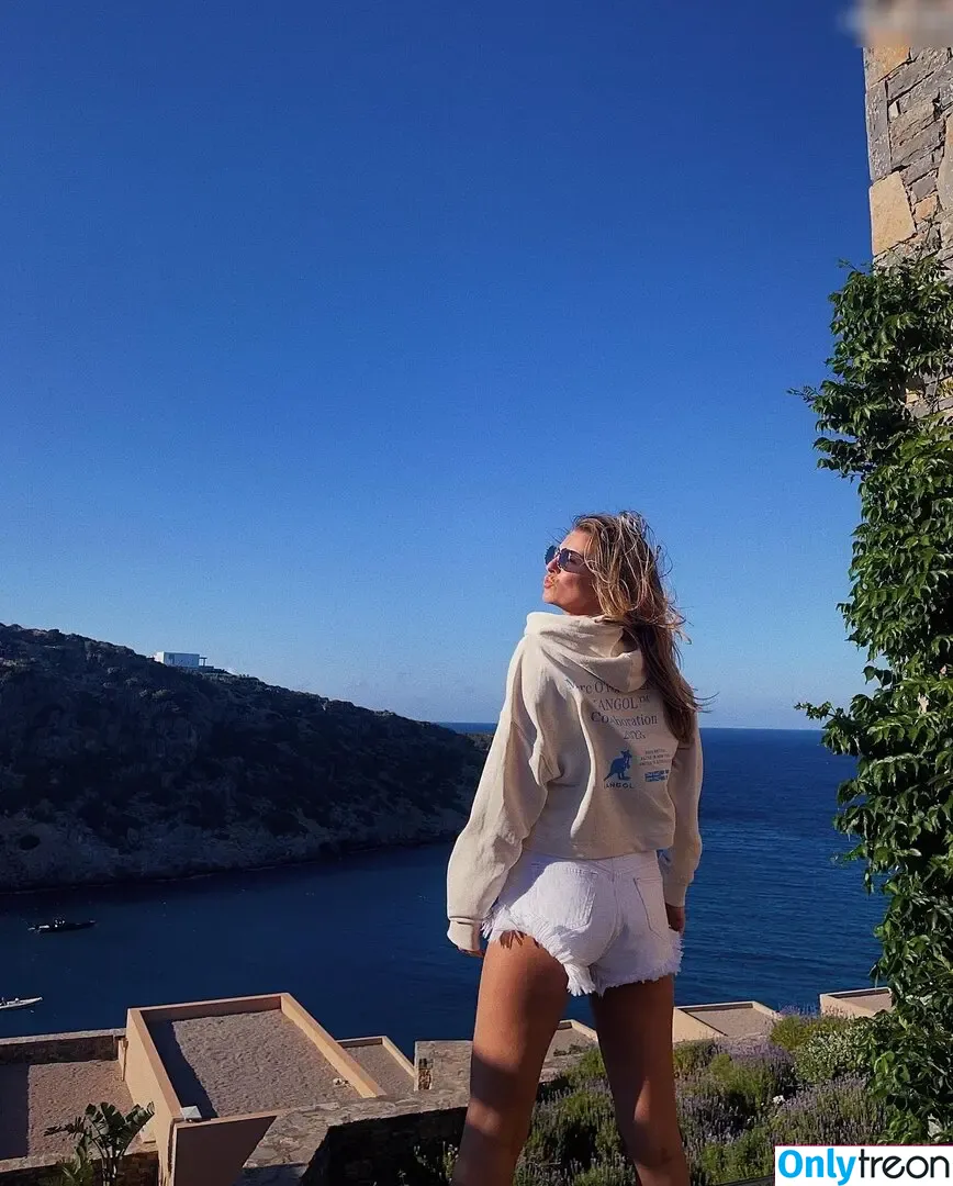 Laura Wontorra nude photo #0200 (LauraWontorra / laura_wontorra / laurachesnok)