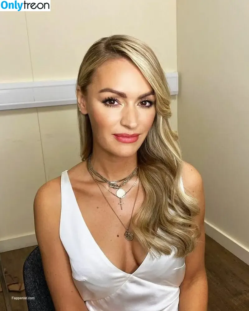 Laura Woods nude photo #0112 (laurawoodsy)
