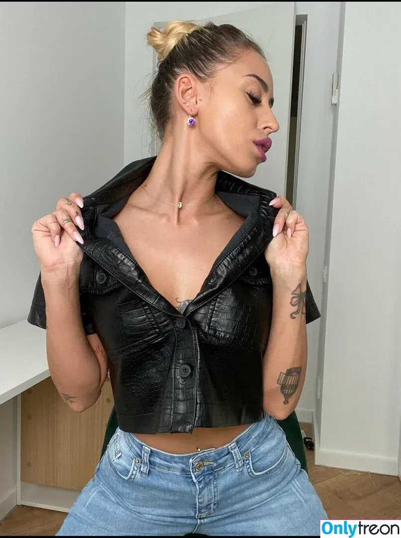 laurabae_ nude photo #0061 (laramonroe_ / laramonroefree)