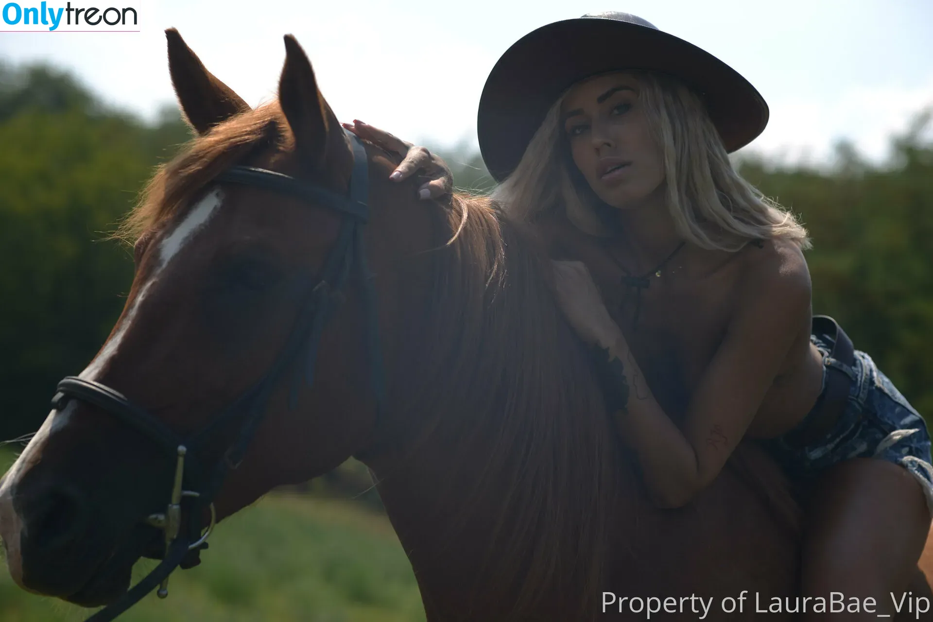 laurabae_ nude photo #0112 (laramonroe_ / laramonroefree)