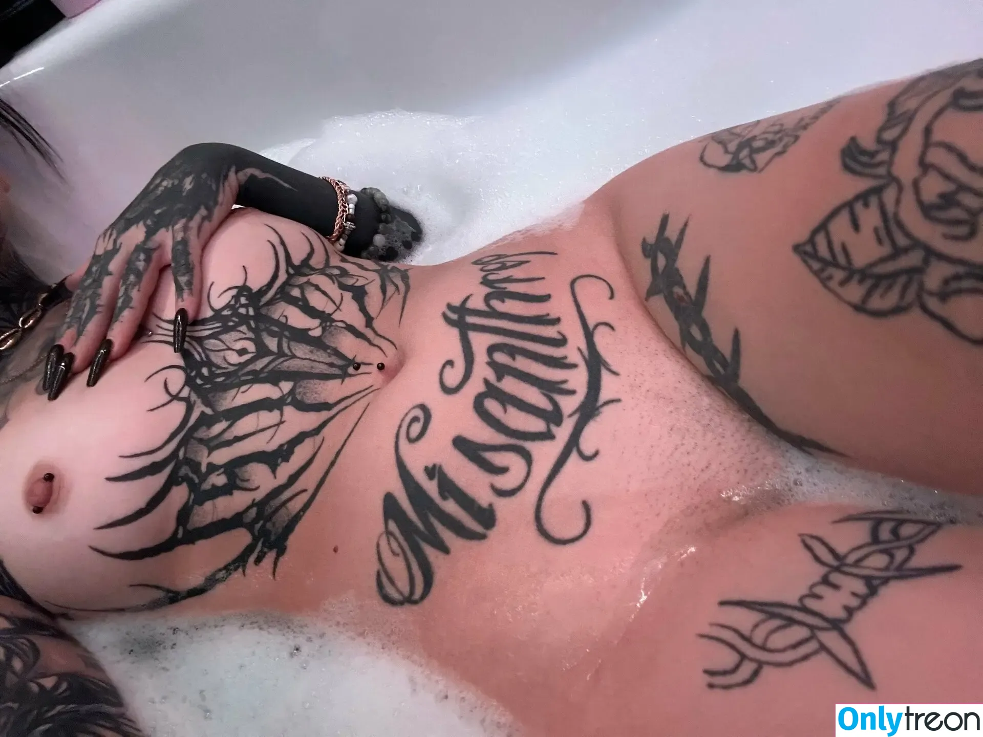 Laurasorooo nude photo #0080 (laurachesnok)