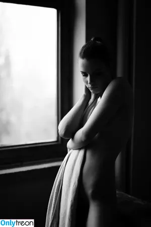 Laure Surlerivage / Lauresurlerivage / laure.surlerivage2 nude photo #0246