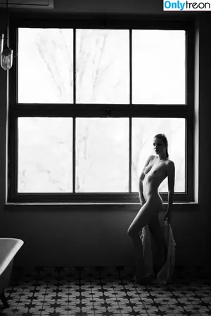 Laure Surlerivage / Lauresurlerivage / laure.surlerivage2 nude photo #0251
