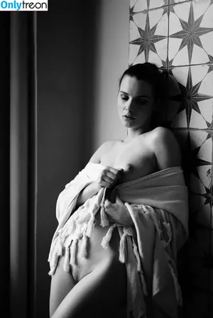 Laure Surlerivage / Lauresurlerivage / laure.surlerivage2 nude photo #0252