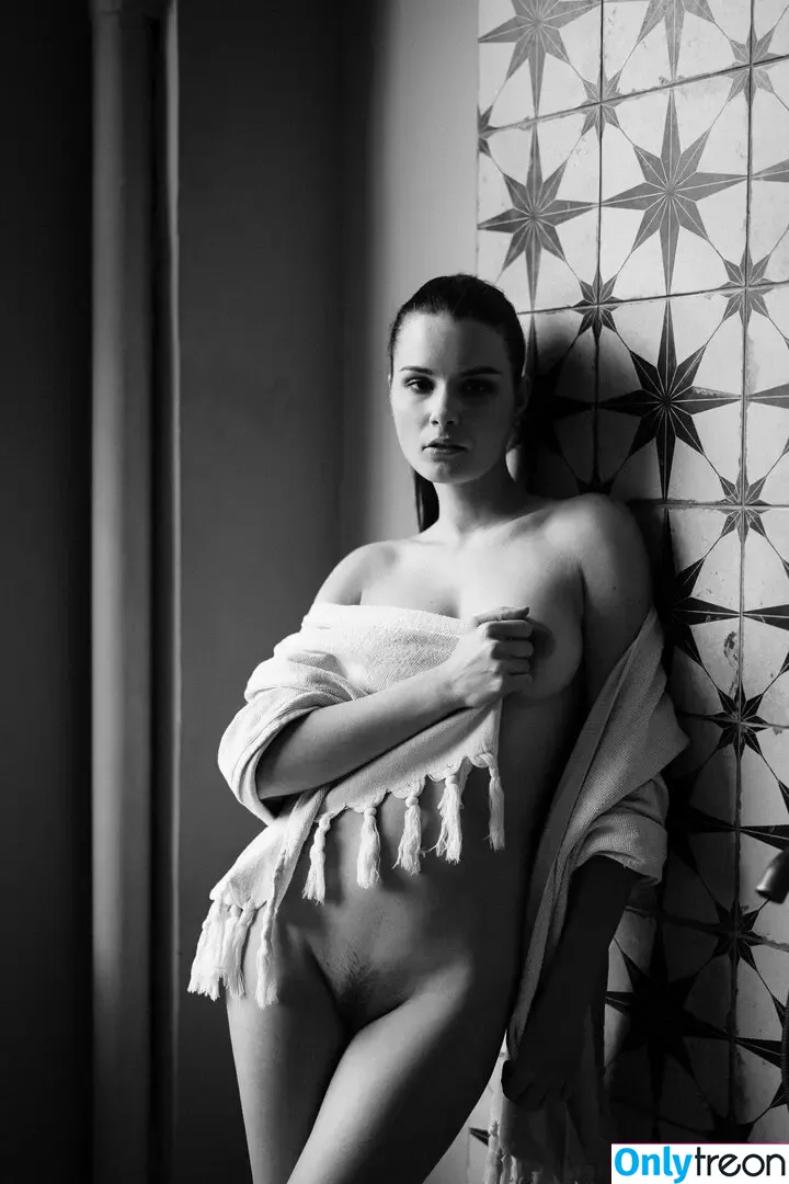 Laure Surlerivage nude photo #0253 (Lauresurlerivage / laure.surlerivage2)