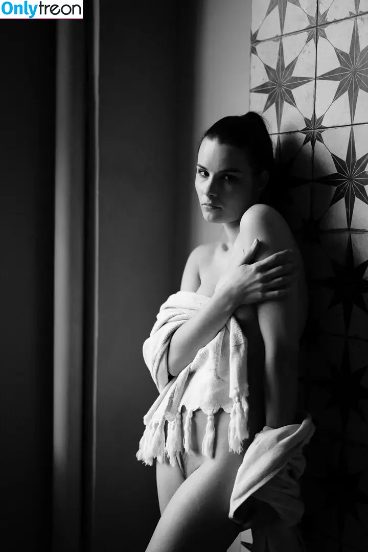 Laure Surlerivage nude photo #0255 (Lauresurlerivage / laure.surlerivage2)
