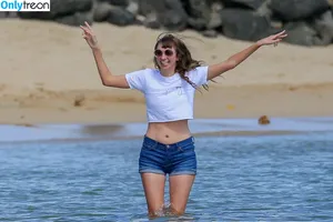 Lauren Lapkus / laurenlapkus nude photo #0049