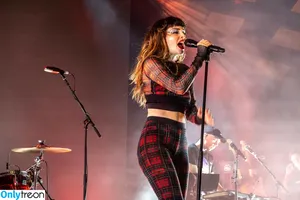 Lauren Mayberry / laurenevemayberry nude photo #0191