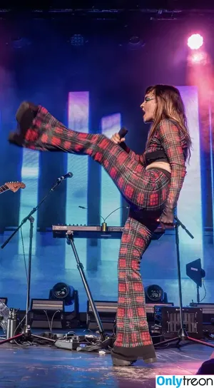 Lauren Mayberry / laurenevemayberry nude photo #0192