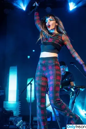 Lauren Mayberry / laurenevemayberry nude photo #0193