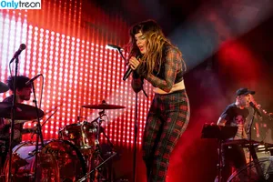 Lauren Mayberry / laurenevemayberry nude photo #0197