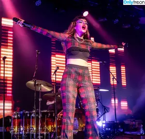 Lauren Mayberry / laurenevemayberry nude photo #0199