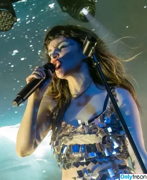 Lauren Mayberry / laurenevemayberry nude photo #0202