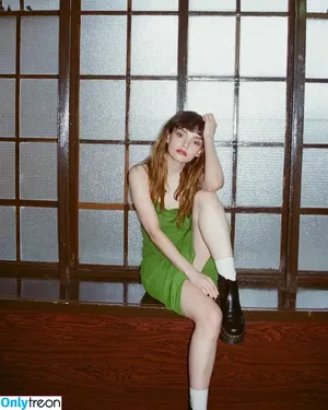 Lauren Mayberry / laurenevemayberry nude photo #0204