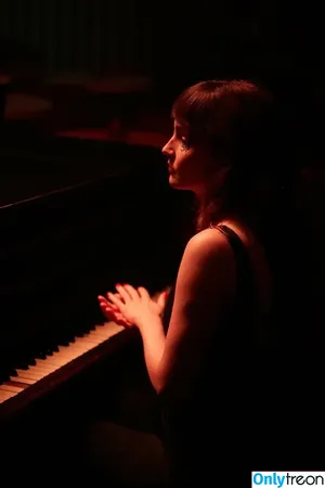 Lauren Mayberry / laurenevemayberry nude photo #0214
