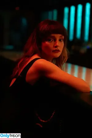 Lauren Mayberry / laurenevemayberry nude photo #0215