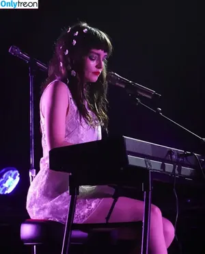Lauren Mayberry / laurenevemayberry nude photo #0222