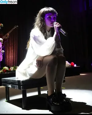 Lauren Mayberry / laurenevemayberry nude photo #0224
