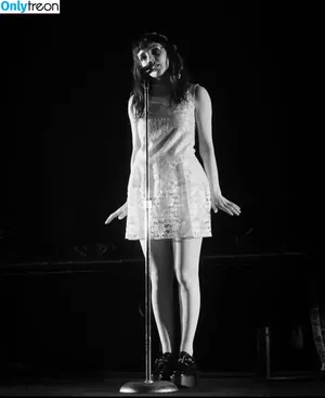 Lauren Mayberry / laurenevemayberry nude photo #0226