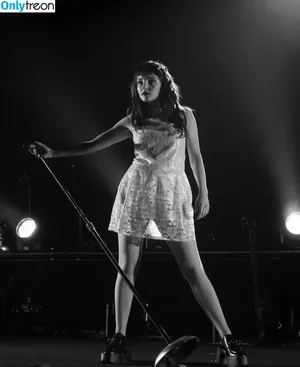 Lauren Mayberry / laurenevemayberry nude photo #0228