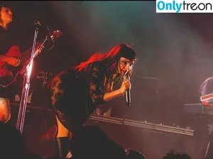 Lauren Mayberry / laurenevemayberry nude photo #0252