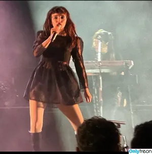 Lauren Mayberry / laurenevemayberry nude photo #0256