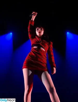 Lauren Mayberry / laurenevemayberry nude photo #0257