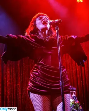 Lauren Mayberry / laurenevemayberry nude photo #0268