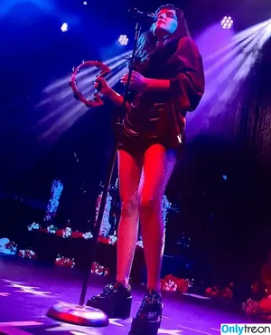 Lauren Mayberry / laurenevemayberry nude photo #0273