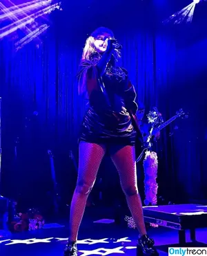 Lauren Mayberry / laurenevemayberry nude photo #0276