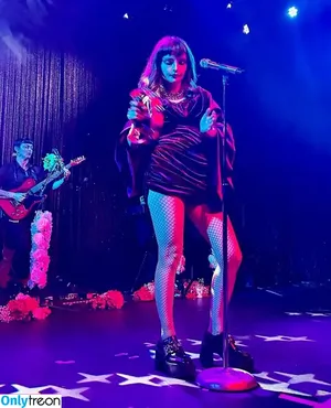 Lauren Mayberry / laurenevemayberry nude photo #0278