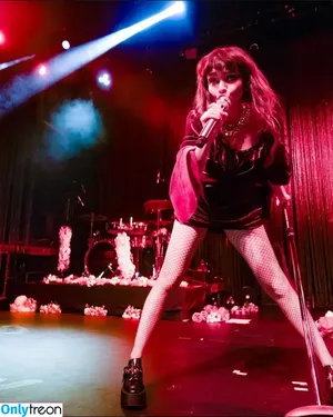 Lauren Mayberry / laurenevemayberry nude photo #0280