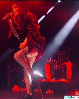 Lauren Mayberry / laurenevemayberry nude photo #0283