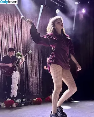 Lauren Mayberry / laurenevemayberry nude photo #0285