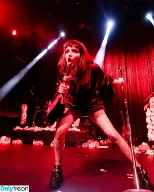 Lauren Mayberry / laurenevemayberry nude photo #0290