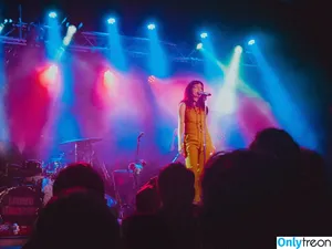 Lauren Mayberry / laurenevemayberry nude photo #0301