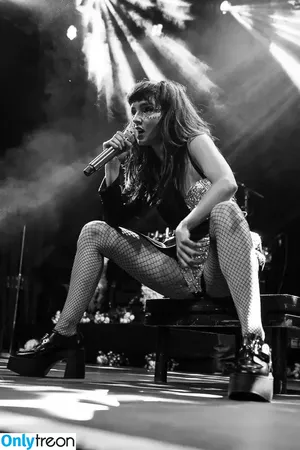 Lauren Mayberry / laurenevemayberry nude photo #0302