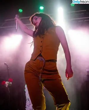 Lauren Mayberry / laurenevemayberry nude photo #0308
